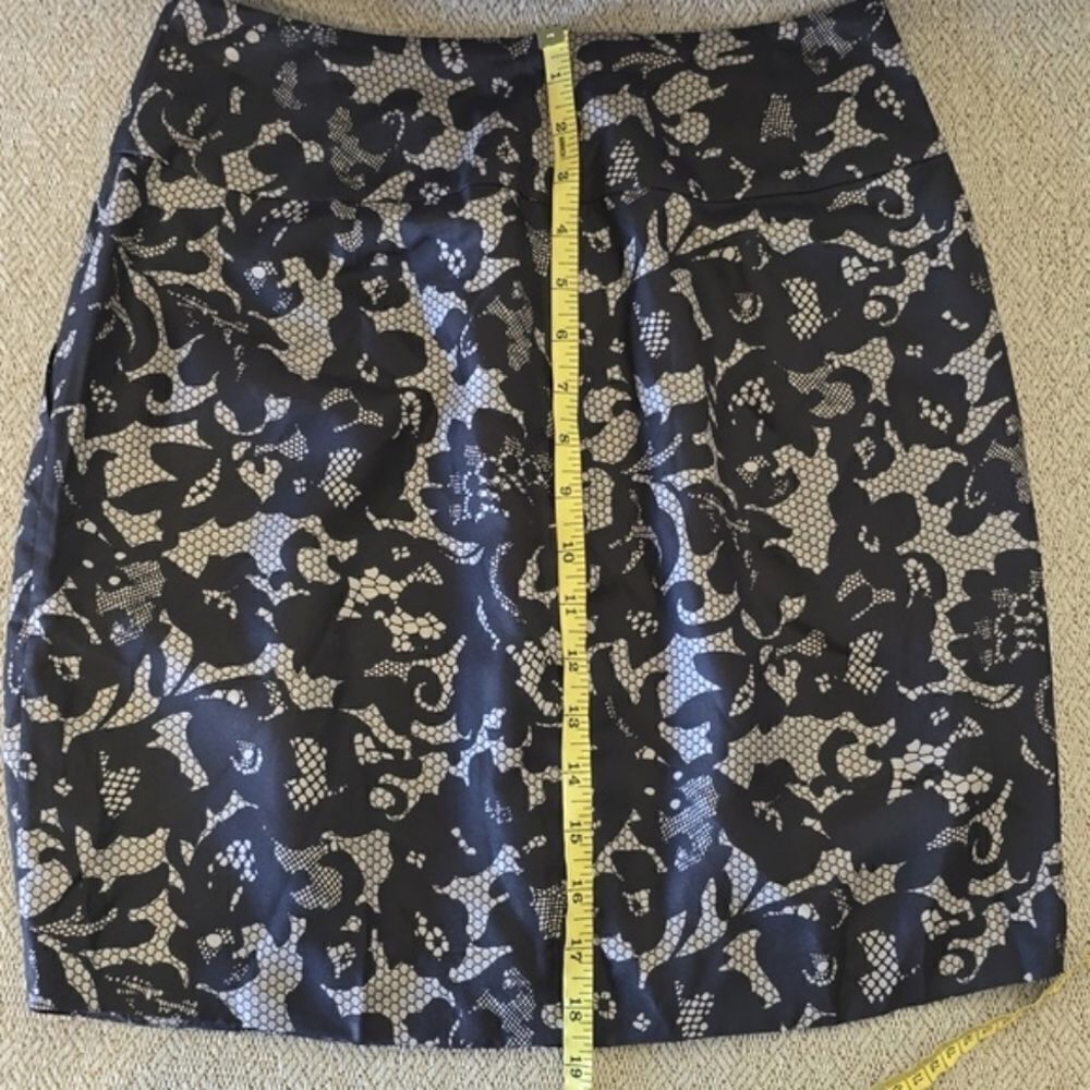 Banana Republic Black and Taupe Lace Print Silk Skirt - Size 6 Petite - Picture 11 of 14